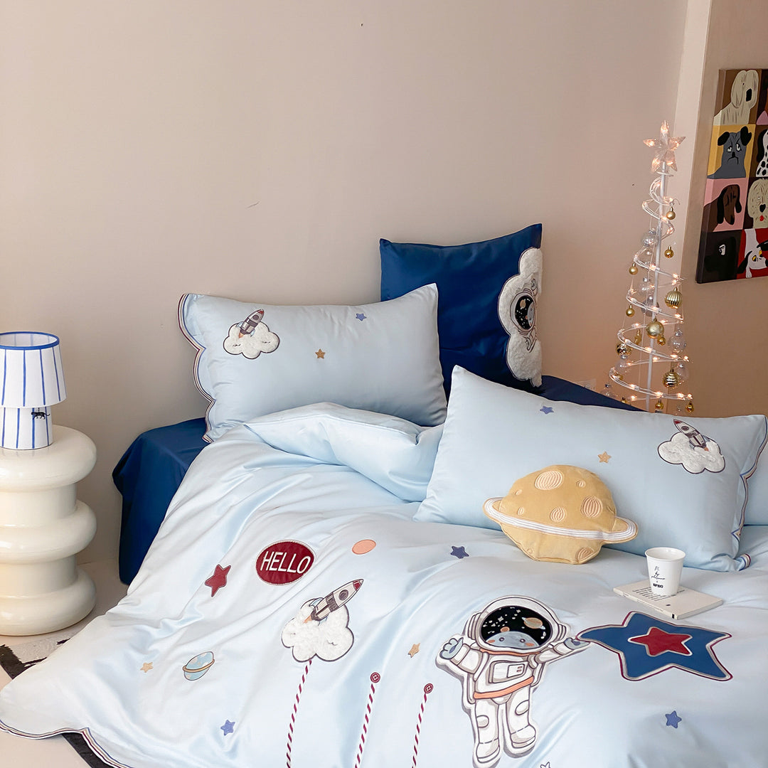 Kindermotivierte Baumwoll-Bettbezug-Set mit Platz-Theme, bestickt mit Kissenbezügen und Pom Pom-Besatz