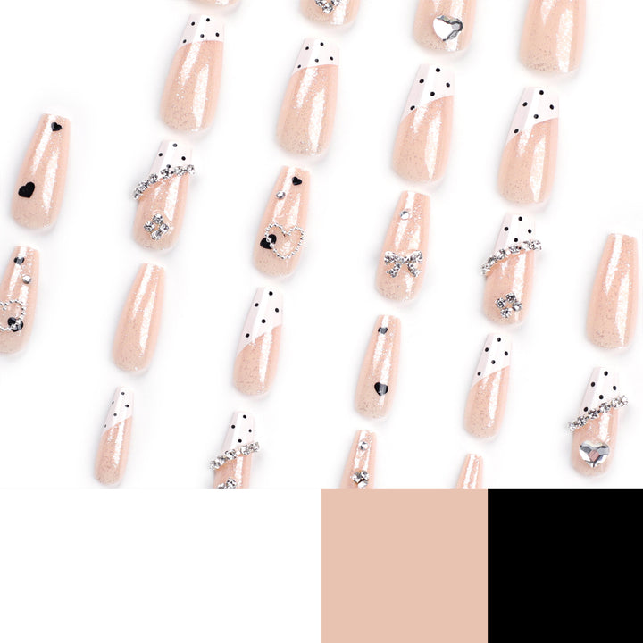 Kunstvolle Nagelverlängerungen mit eleganten Strass- und Herzdesigns Karnz