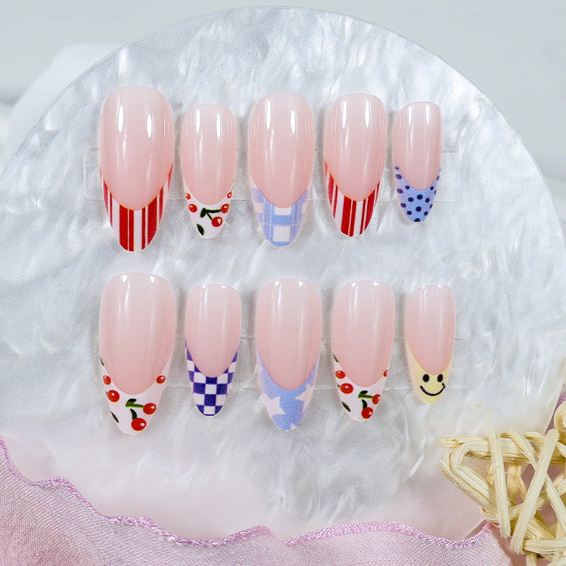 Kunstnagelset mit fröhlichen Motiven und kreativen Designs Karnz