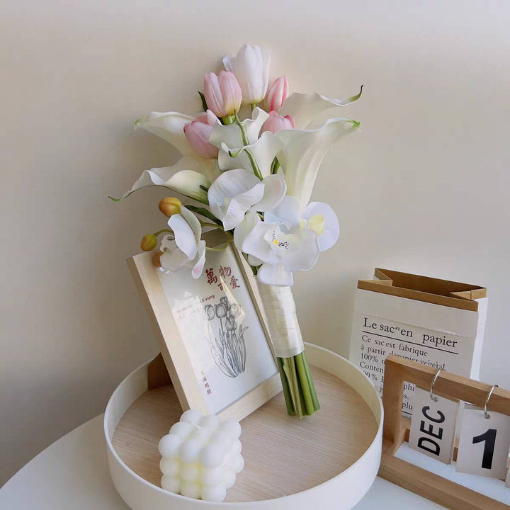 Eleganter künstlicher Blumenstrauß mit gemischten Blüten