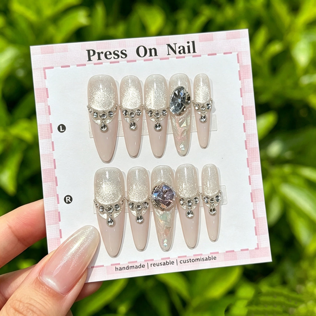 Glamourös Press-On Nagelkunst Set mit dekorativen Strasssteinen