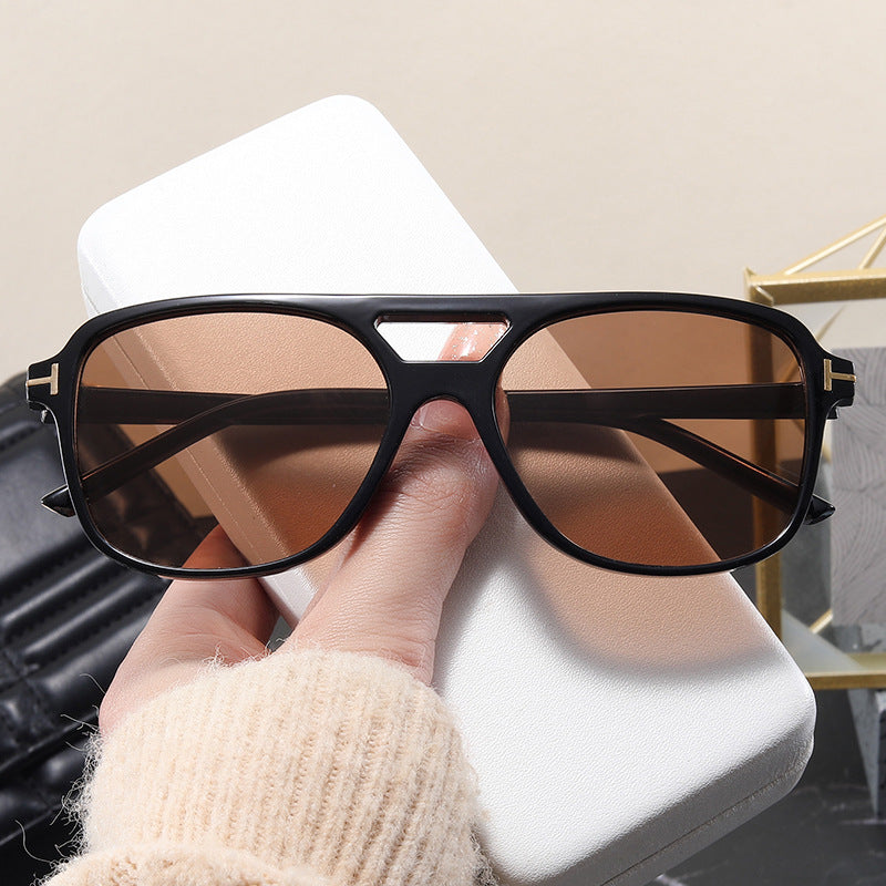Damen modische Brille mit feinem Rahmen und strengen Konturen Karnz