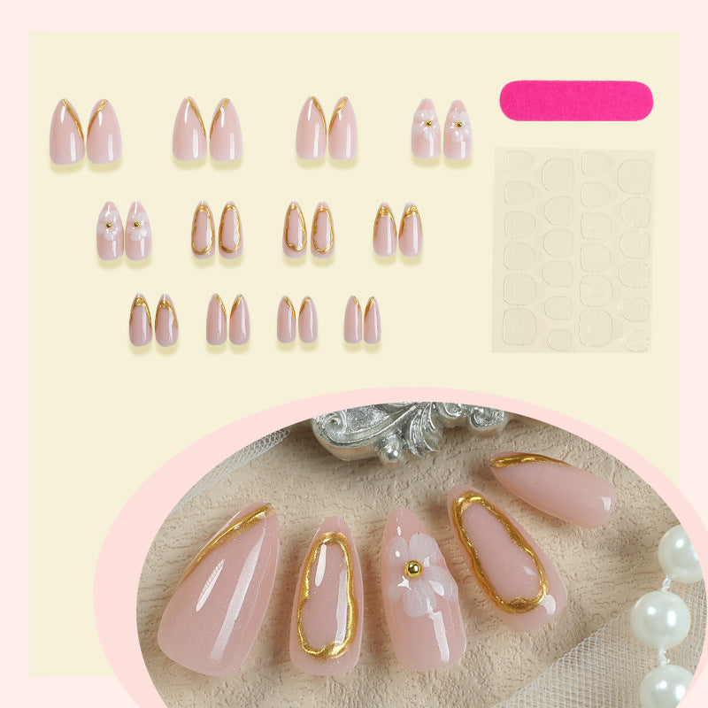Luxuriöses Press-On Nail Art Set mit goldenen Akzenten Karnz