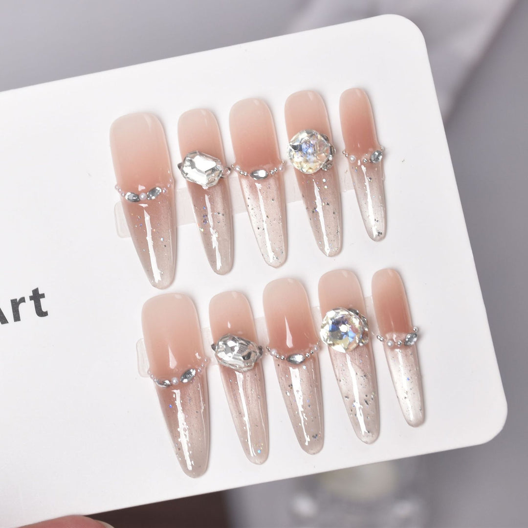 Künstlerische Stiletto Press-On Nagelkunst mit schimmernden Akzenten Karnz