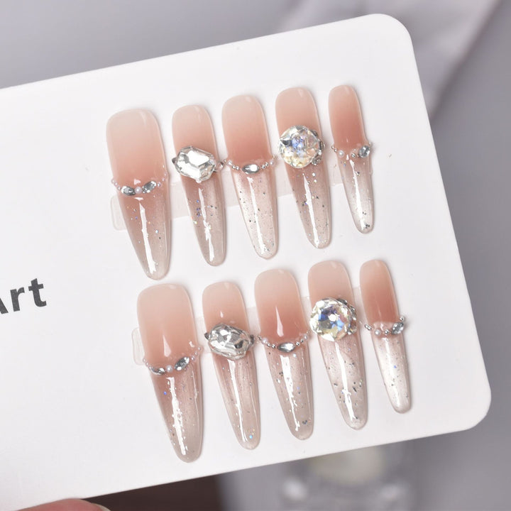 Künstlerische Stiletto Press-On Nagelkunst mit schimmernden Akzenten Karnz