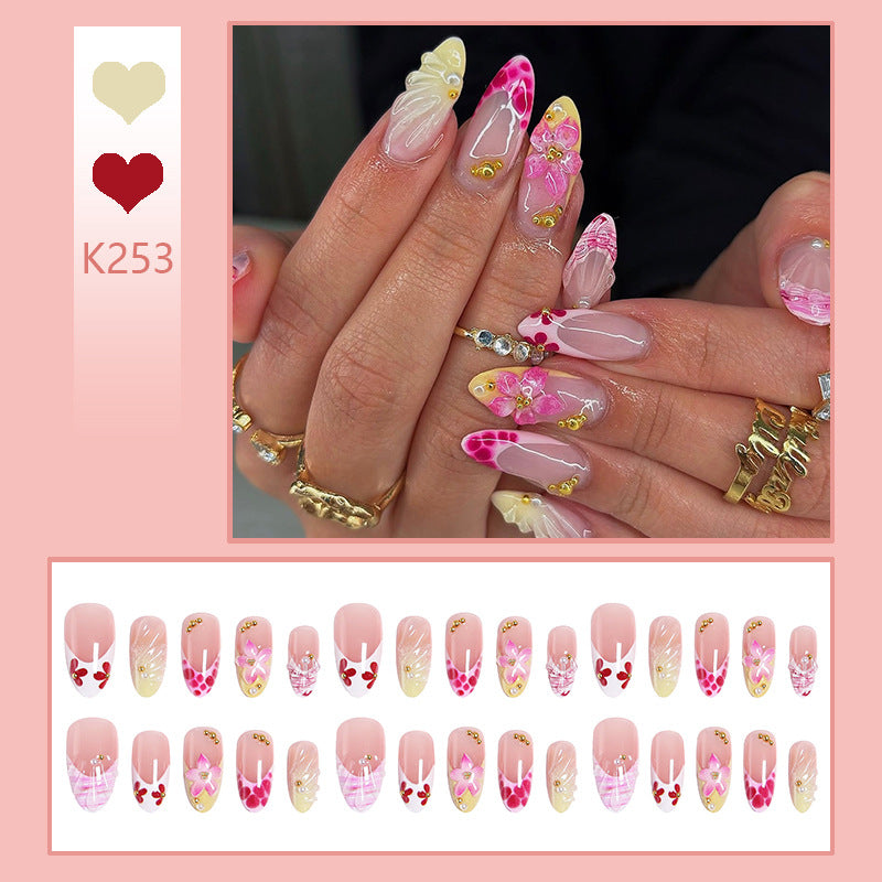 Kunstnägel mit floralen Akzenten und Glitzerverzierungen Karnz