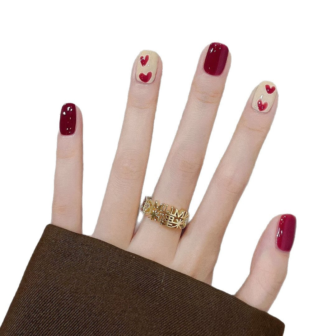 Künstlerisches Herzdesign Nagelkunst