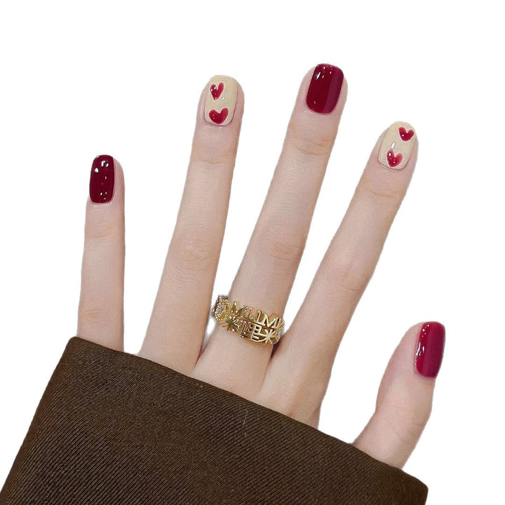 Künstlerisches Herzdesign Nagelkunst