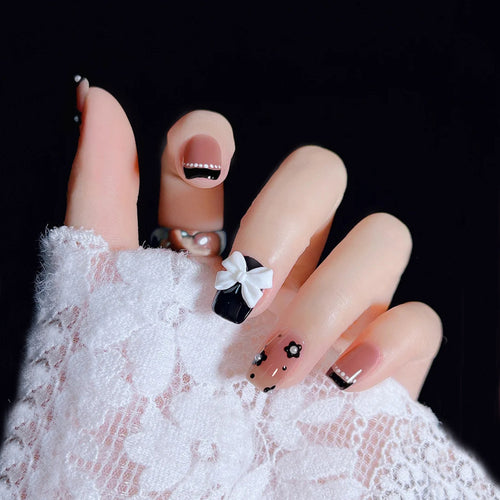 Kunstnagelset mit eleganter Schleifen- und Blumendekoration Karnz