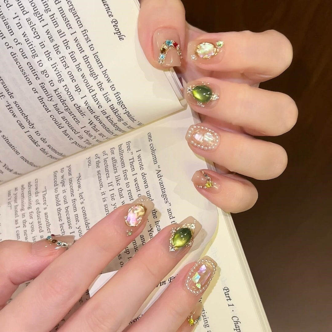 Kunstnägel mit Strass- und Perlenakzenten Karnz