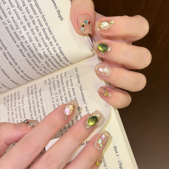 Kunstnägel mit Strass- und Perlenakzenten Karnz