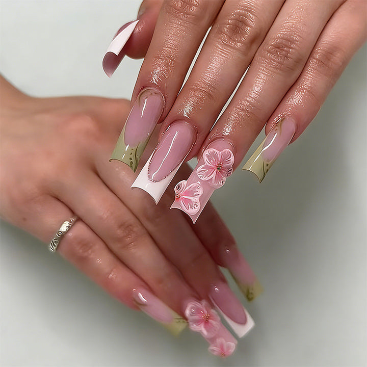 Kunstvolle Nagelspitzen mit floralen Verzierungen Karnz