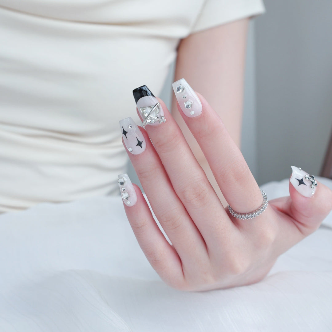 Dekorativer Press-On Nagelkunstset mit Kreuzdesigns