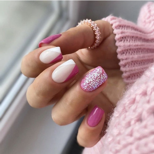 Kunstvolle Nagelkunst mit Glitzerakzenten und Ombre-Design Karnz