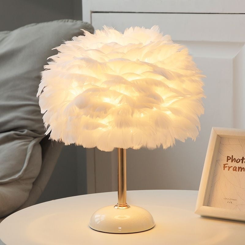 Feder-dekorierte Tischlampe