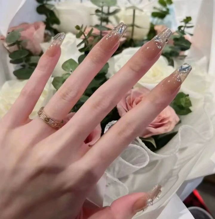 Elegantes Nageldesign mit Perlenverzierung Karnz
