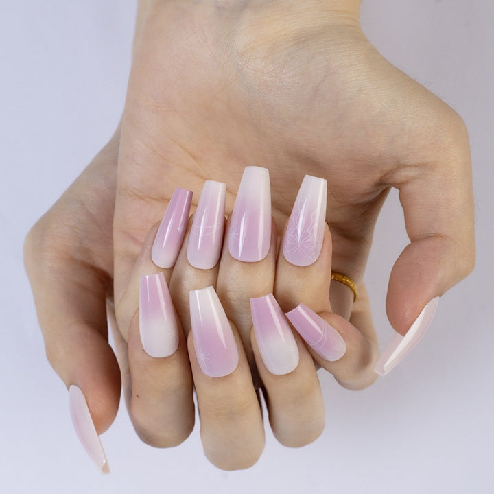 Elegante und Natürliche Nagelverzierung Karnz
