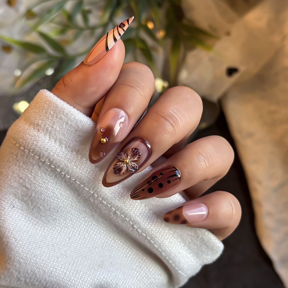 Künstlerisches Press-On-Nagelkunst-Set mit floralem und abstraktem Design Karnz