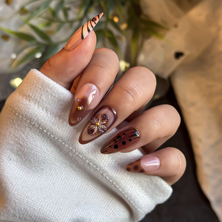 Künstlerisches Press-On-Nagelkunst-Set mit floralem und abstraktem Design Karnz