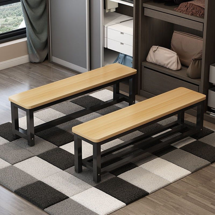 Sitzbank aus robustem Holz mit modernem Metallgestell Karnz