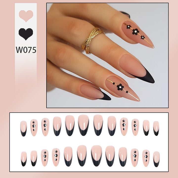 Kunstvolle Nageldesigns mit eleganten Akzenten Karnz