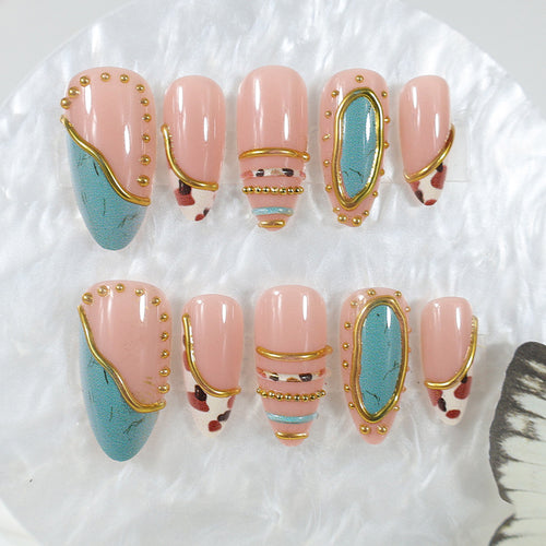 Kunstnagelset mit luxuriösen Dekorationselementen und eleganten Designs Karnz