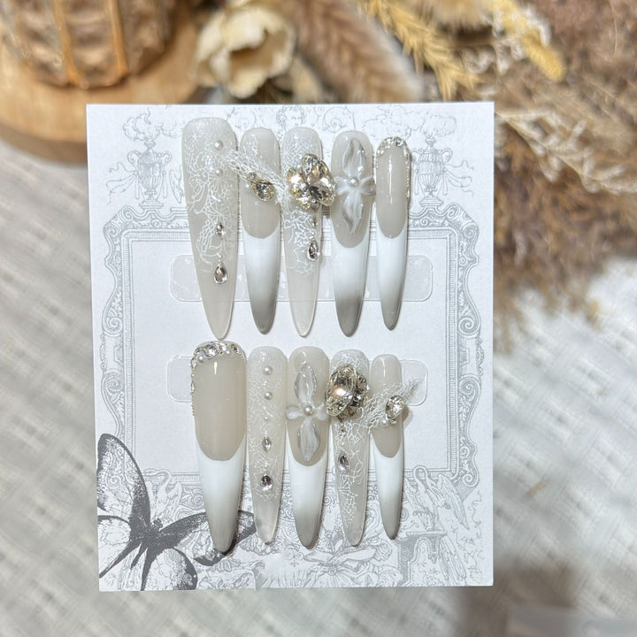 Dekoratives Stiletto Press-On Nagelkunst-Set mit elegantem Spitze- und Edelsteinakzenten Karnz