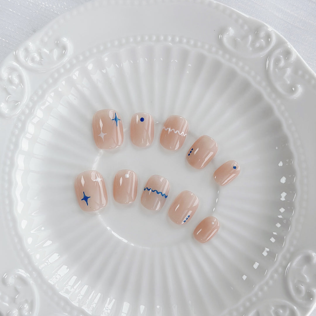 Künstlerisches Press-On Nagelset mit geometrischen Designs