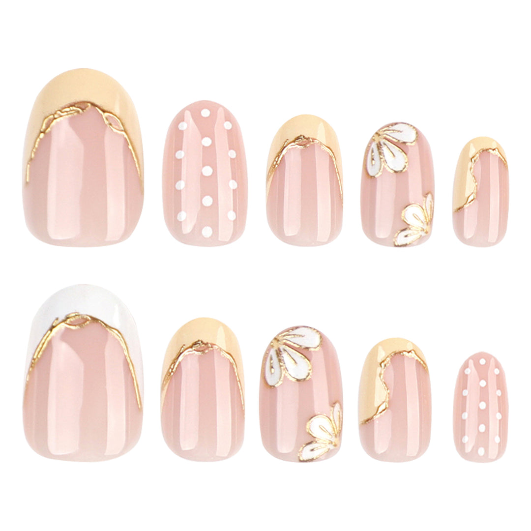 Kunstvolle Nagelverlängerungen mit floralem Design und eleganten Goldakzenten Karnz