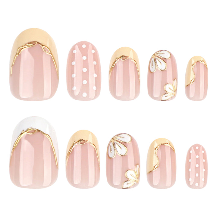 Kunstvolle Nagelverlängerungen mit floralem Design und eleganten Goldakzenten Karnz