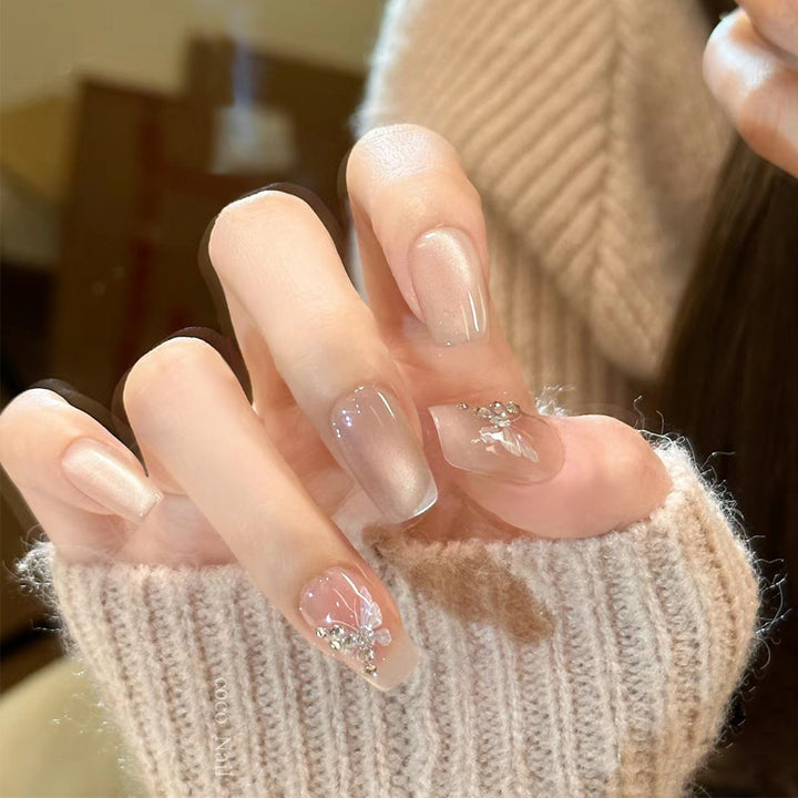 Elegante Faux-French-Tip-Press-On-Nägel mit floralen Akzenten Karnz