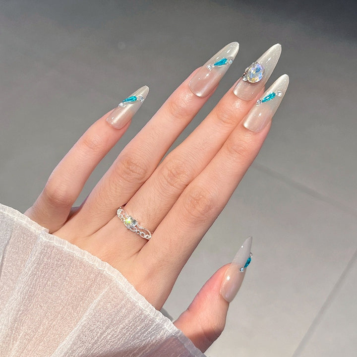 Kristallverzierte Nagelkunstverlängerungen Karnz