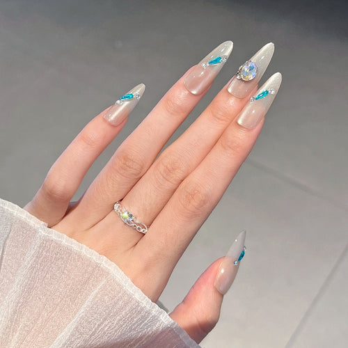 Kristallverzierte Nagelkunstverlängerungen Karnz