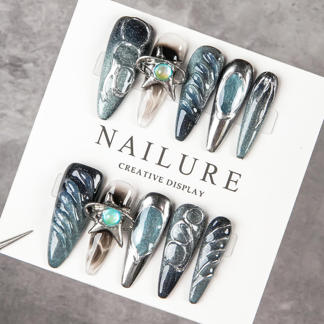 Künstlerisches Stiletto Press-On Nagelset mit einzigartigen Designs