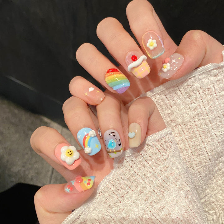 Verspieltes Druck-on-Nagelkunst-Set mit Cartoon-Designs