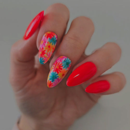 Kunstnägel mit Lebhaftem Blumen-Design Karnz