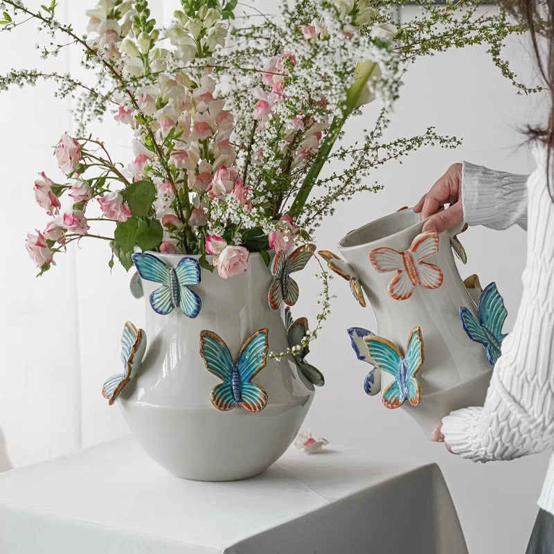 Dekorative Blumenvase mit Schmetterlingen Karnz