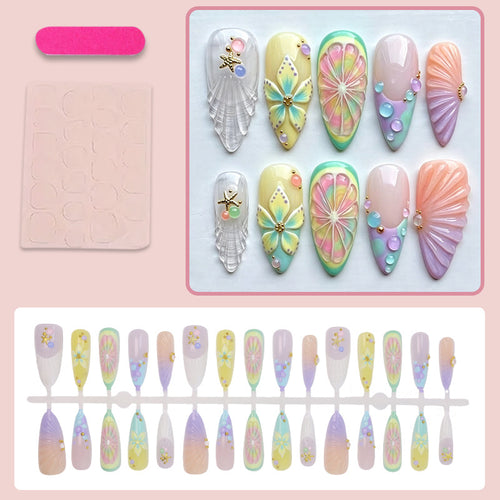 Kunstnagelset mit kreativen Blüten- und Glitzerdetails Karnz
