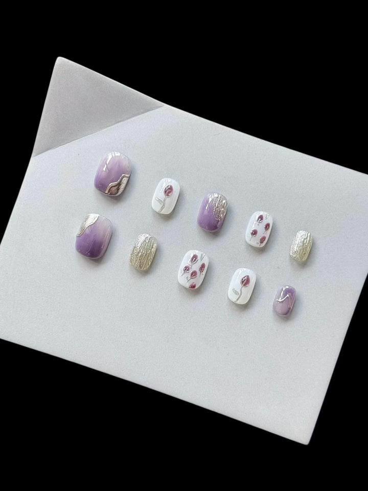 Künstlerisches Press-On-Nagelkunstset mit floralen und metallischen Akzenten