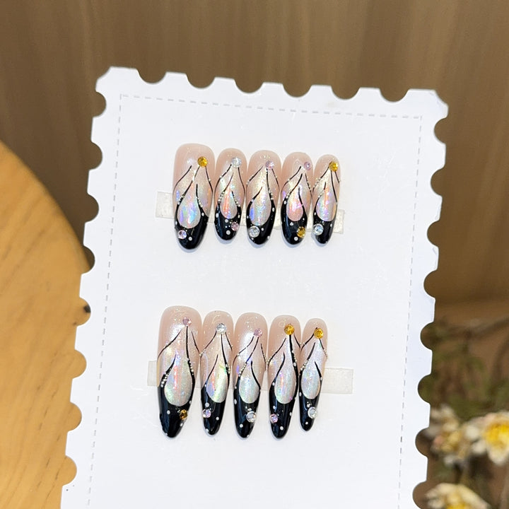 Kunstnagelspitzen mit Elegantem Designs und Glitzerakzenten Karnz