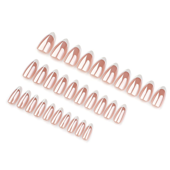 Kunstvolle Gel-Nägel mit elegantem French-Tip Design Karnz