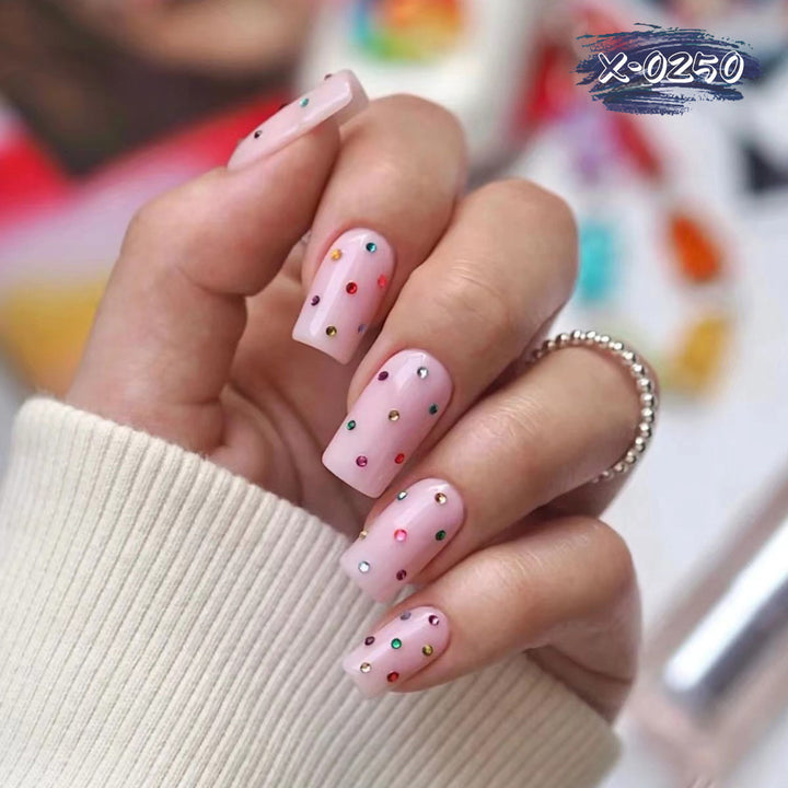 Dekoratives mit Edelsteinen besetztes Nagelkunst-Set