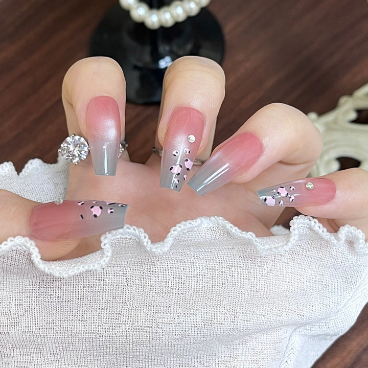 Künstlerisches Nageldesign mit eleganten floralen Akzenten Karnz
