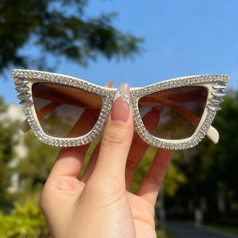 Rhinestone-betonte Katzenaugen-Sonnenbrille Karnz