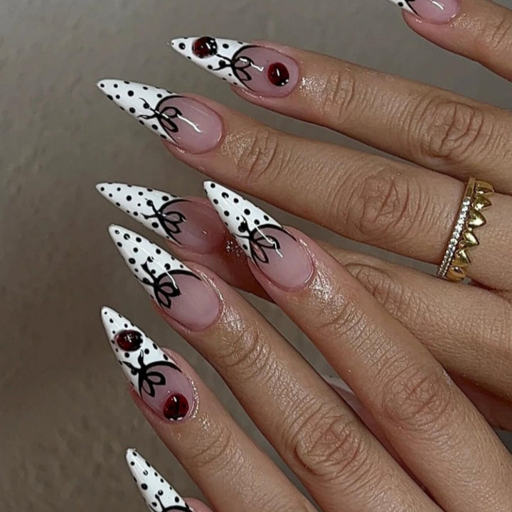 Elegante künstlerische Press-On-Nagelset Karnz