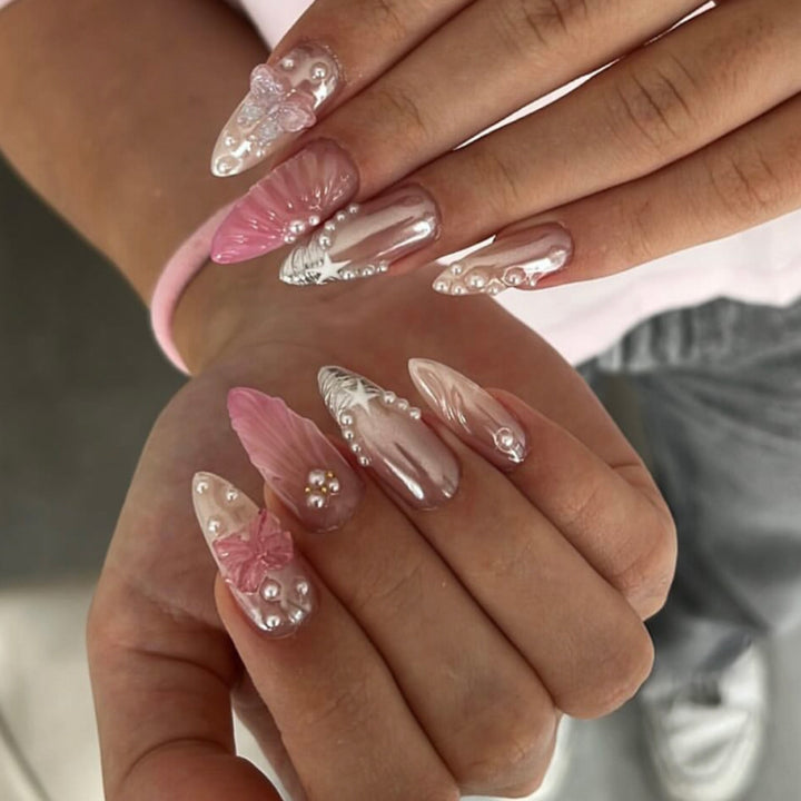 Kunstvolle Stiletto-Nägel mit Blumen- und Glitzerakzenten Karnz