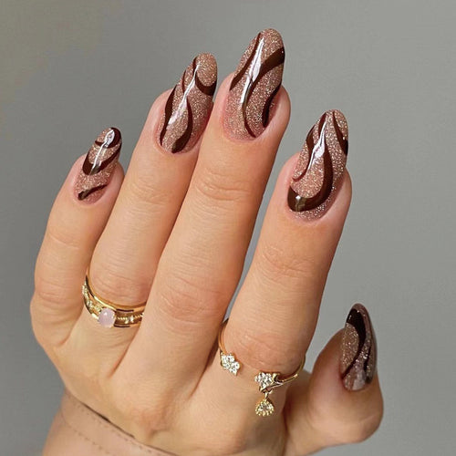 Kunstvolle Nagelkunst mit elegantem Wellenmuster Karnz