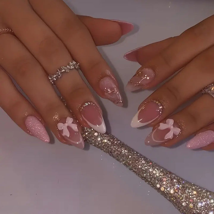 Elegantes Stiletto Press-On Nagelset mit dekorativem Akzent Karnz