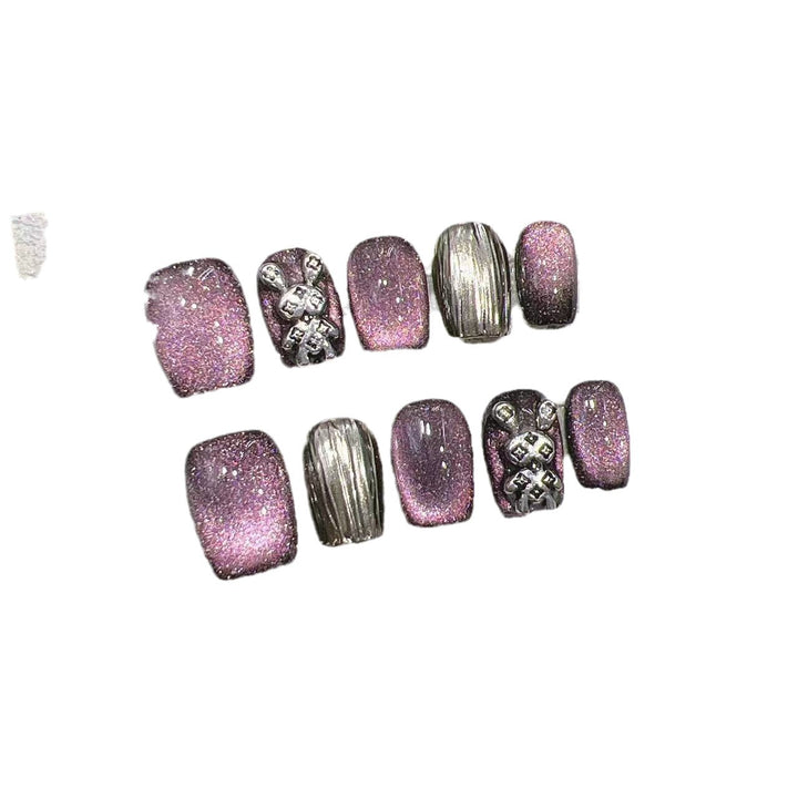 Glamouröses Press-On Nagelkunst Set mit eleganten metallischen Akzenten Karnz