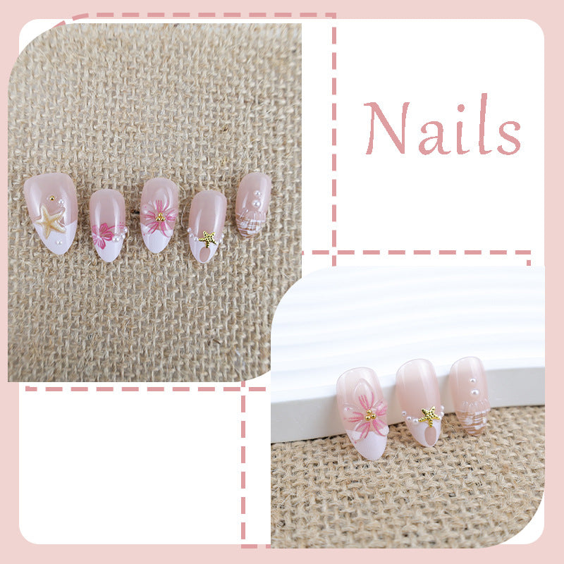 Kunstnagelset mit maritimen Details und floralen Akzenten Karnz